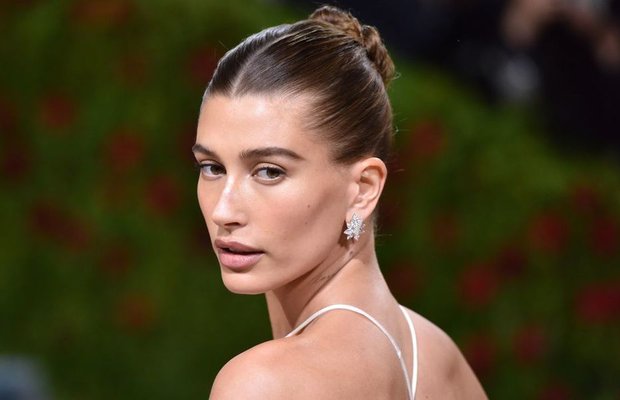 Old money kombinler için makyaj stili