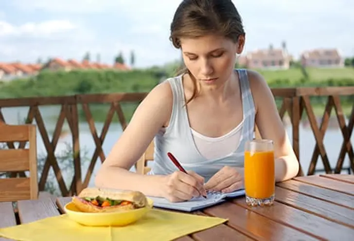 Migreni Tetikleyen Yiyecekler: Hangi Besinlerden Uzak Durmalısınız?